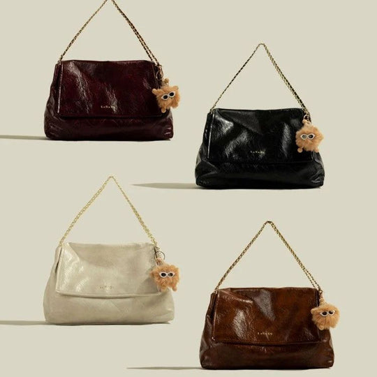 Nord Taschen | Handtasche für Damen - Geräumiges Design mit Kettenhenkel und niedlichem Anhänger