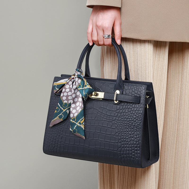 Nord Taschen | Handtasche für Damen - Großzügige Tasche mit strukturiertem Design und dekorativem Schleifenanhänger