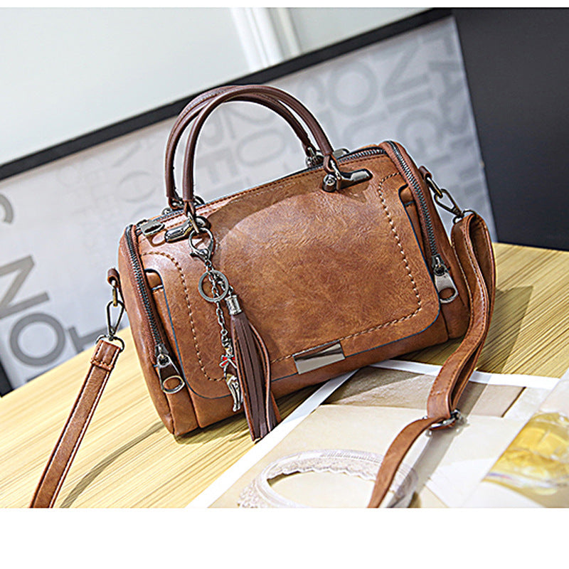 Damen Handtasche mit angesagten Details von Nord Taschen