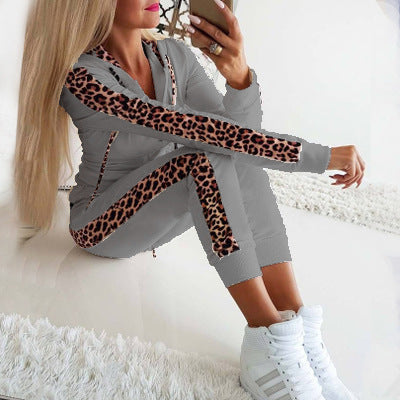 Damen Kapuzen-Jogginganzug im Slim-Fit mit kontrastierenden Leoparden-Streifen Nord Taschen