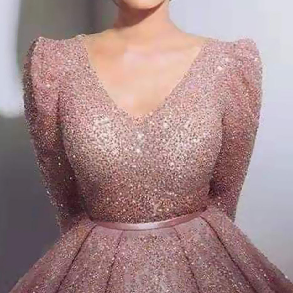 Damen Glamouröses Abendkleid mit funkelnden Applikationen und schwingendem Rock