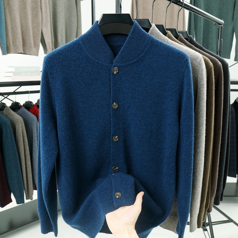 Herren-Strickjacke mit Stehkragen und Knöpfen