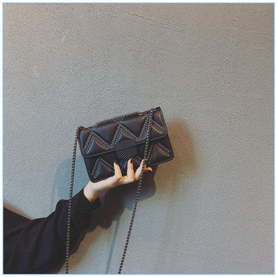 Damen Umhängetasche mit geometrischem Design und Kettenriemen Nord Taschen