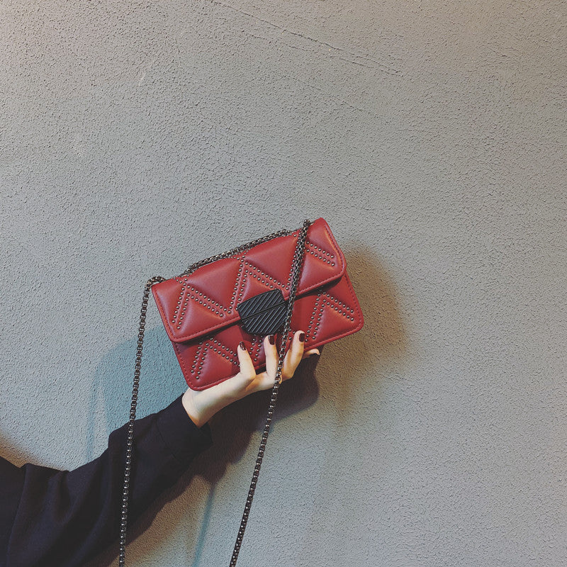 Damen Umhängetasche mit geometrischem Design und Kettenriemen Nord Taschen