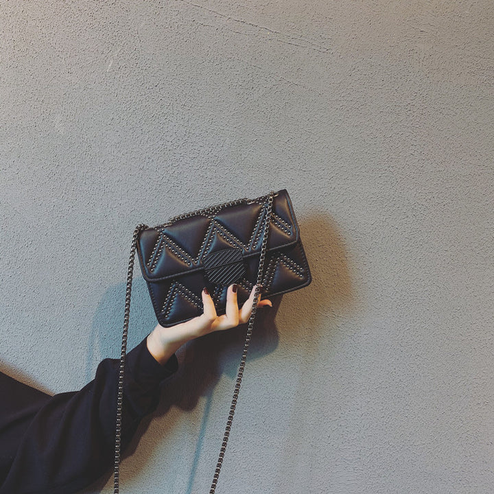 Damen Umhängetasche mit geometrischem Design und Kettenriemen Nord Taschen