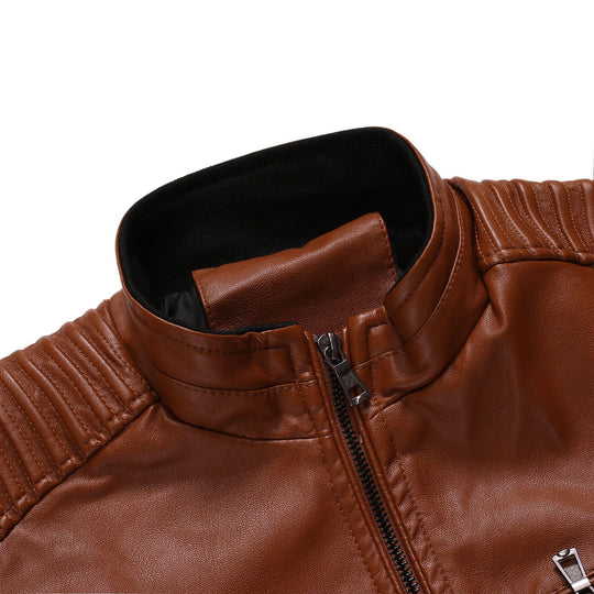 Herren taillierter Moto-Blouson aus weicher Lederoptik mit ergonomischer Schultersteppung und verdeckten Reißverschlüssen Nord Taschen