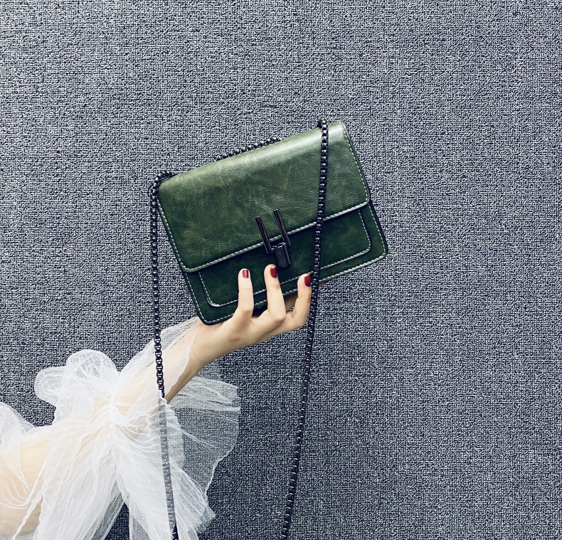 Damen Umhängetasche mit strukturiertem Kunstleder und eleganter Kettenapplikation Nord Taschen