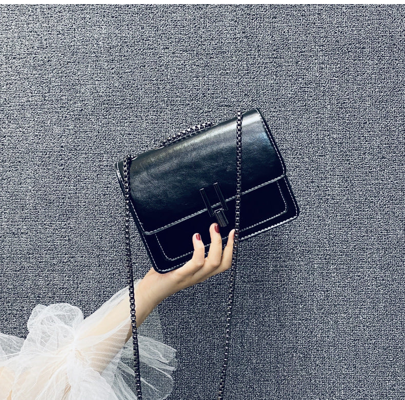 Damen Umhängetasche mit strukturiertem Kunstleder und eleganter Kettenapplikation Nord Taschen