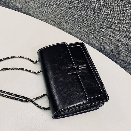 Damen Umhängetasche mit strukturiertem Kunstleder und eleganter Kettenapplikation Nord Taschen