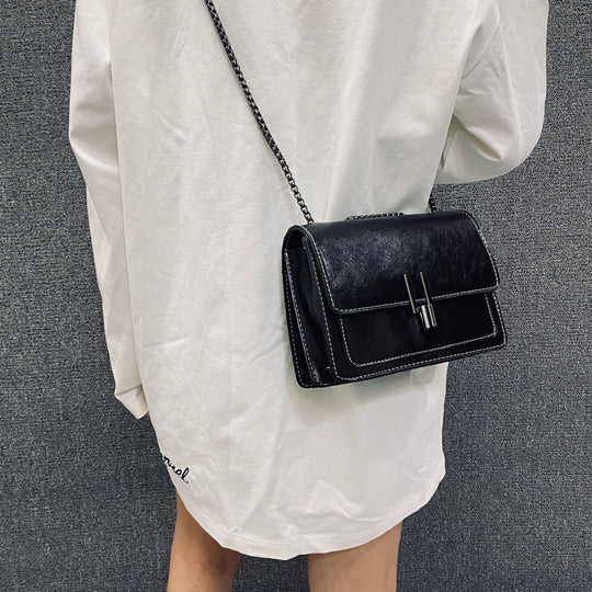 Damen Umhängetasche mit strukturiertem Kunstleder und eleganter Kettenapplikation Nord Taschen