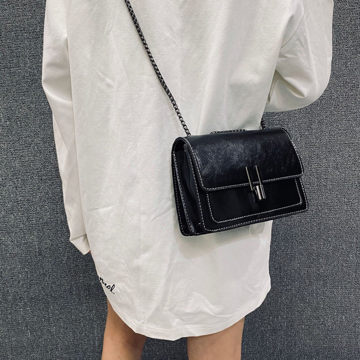 Damen Umhängetasche mit strukturiertem Kunstleder und eleganter Kettenapplikation Nord Taschen