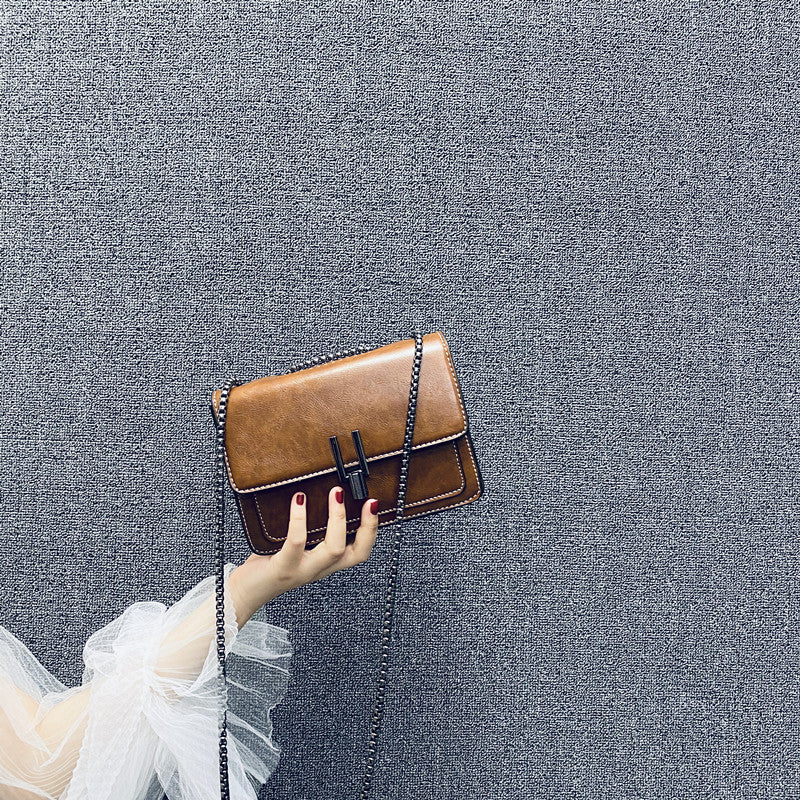 Damen Umhängetasche mit strukturiertem Kunstleder und eleganter Kettenapplikation Nord Taschen