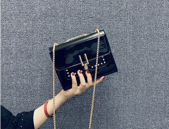 Damen Clutch-Tasche mit glamorous Oberfläche und eleganter Kettenverzierung Nord Taschen