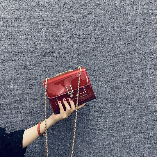 Damen Clutch-Tasche mit glamorous Oberfläche und eleganter Kettenverzierung Nord Taschen