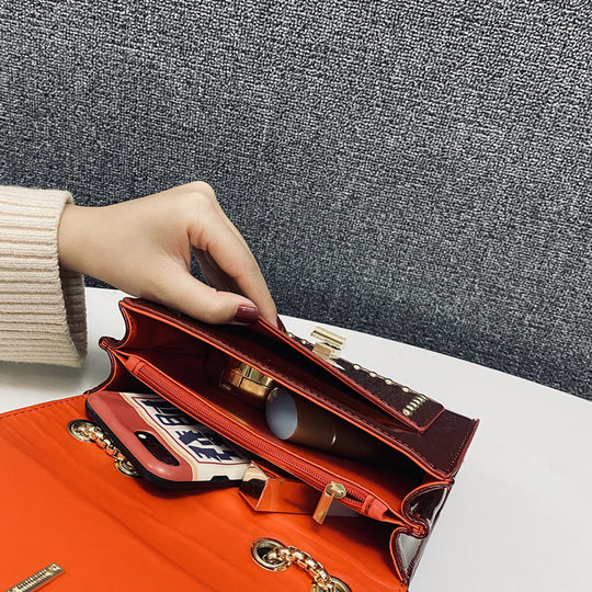 Damen Clutch-Tasche mit glamorous Oberfläche und eleganter Kettenverzierung Nord Taschen