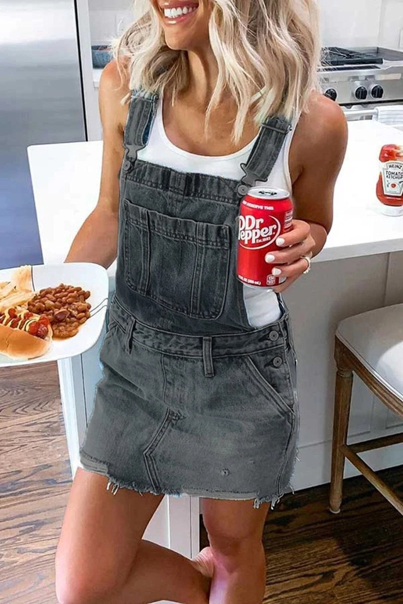Damen Latzkleid aus hochwertigen Denim mit stylischen Knopfdetails