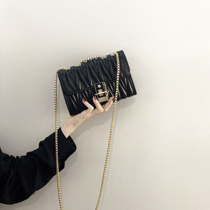 Damen Umhängetasche mit strukturiertem Faltendesign und glamourösem Kettenriemen Nord Taschen