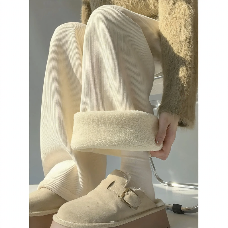 Gefütterte Damen-Cordhose mit Lammfleece-Optik