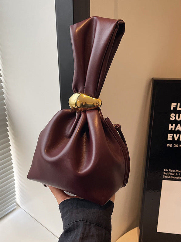 Nord Taschen | Vegane Leder Raffung Clutch Tasche mit goldener Ringgriff