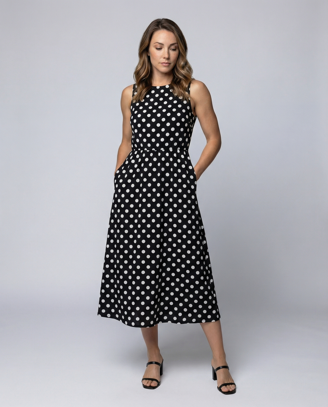Elegantes Sommerkleid mit Pünktchen