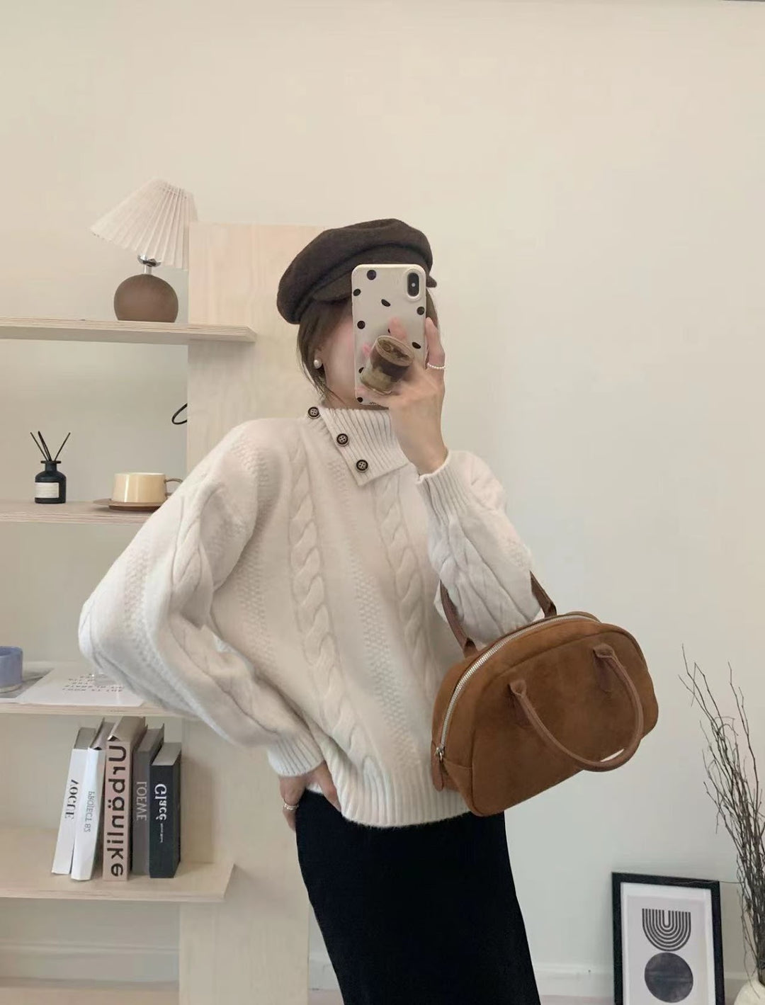 Kurzer Zopfmuster-Pullover mit asymmetrischem Ausschnitt