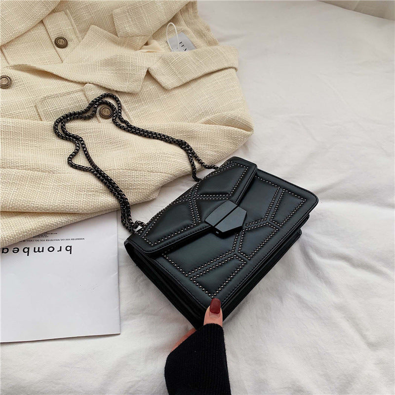 Damen elegante Clutch mit strukturiertem Design und modischem Kettenriemen Nord Taschen