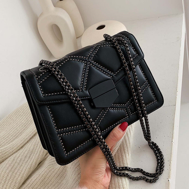 Damen elegante Clutch mit strukturiertem Design und modischem Kettenriemen Nord Taschen
