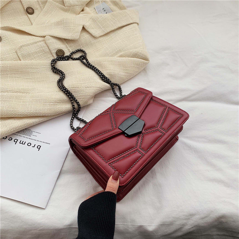 Damen elegante Clutch mit strukturiertem Design und modischem Kettenriemen Nord Taschen