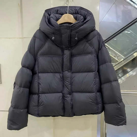 Kurze Daunenjacke mit Kapuze