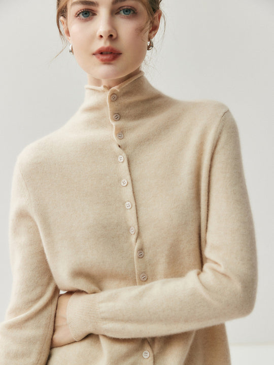 Damen-Strickjacke mit Rollkragen und Knopfleiste