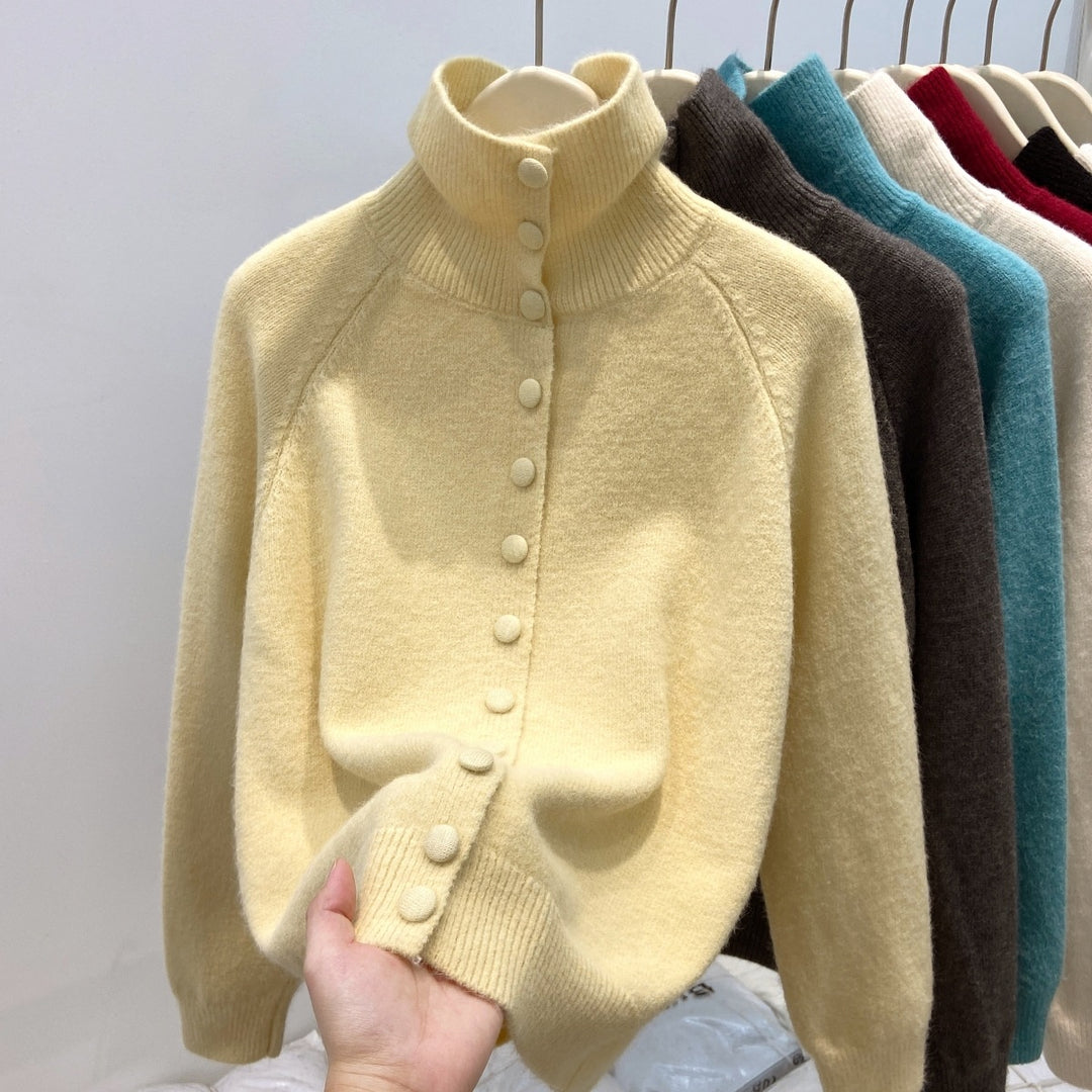 Damen-Strickjacke mit Stehkragen und Knopfleiste