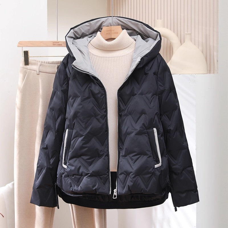 Kurze, lockere Daunenjacke mit Kapuze