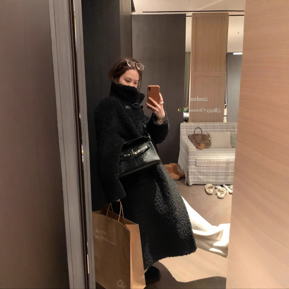 Langer Damen-Mantel aus Lammfleece-Imitat mit Stehkragen