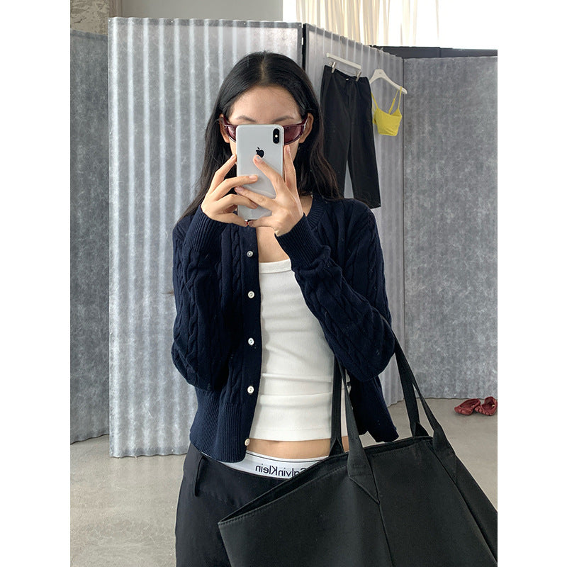 Damen-Strickjacke mit Zopfmuster und Rundhalsausschnitt