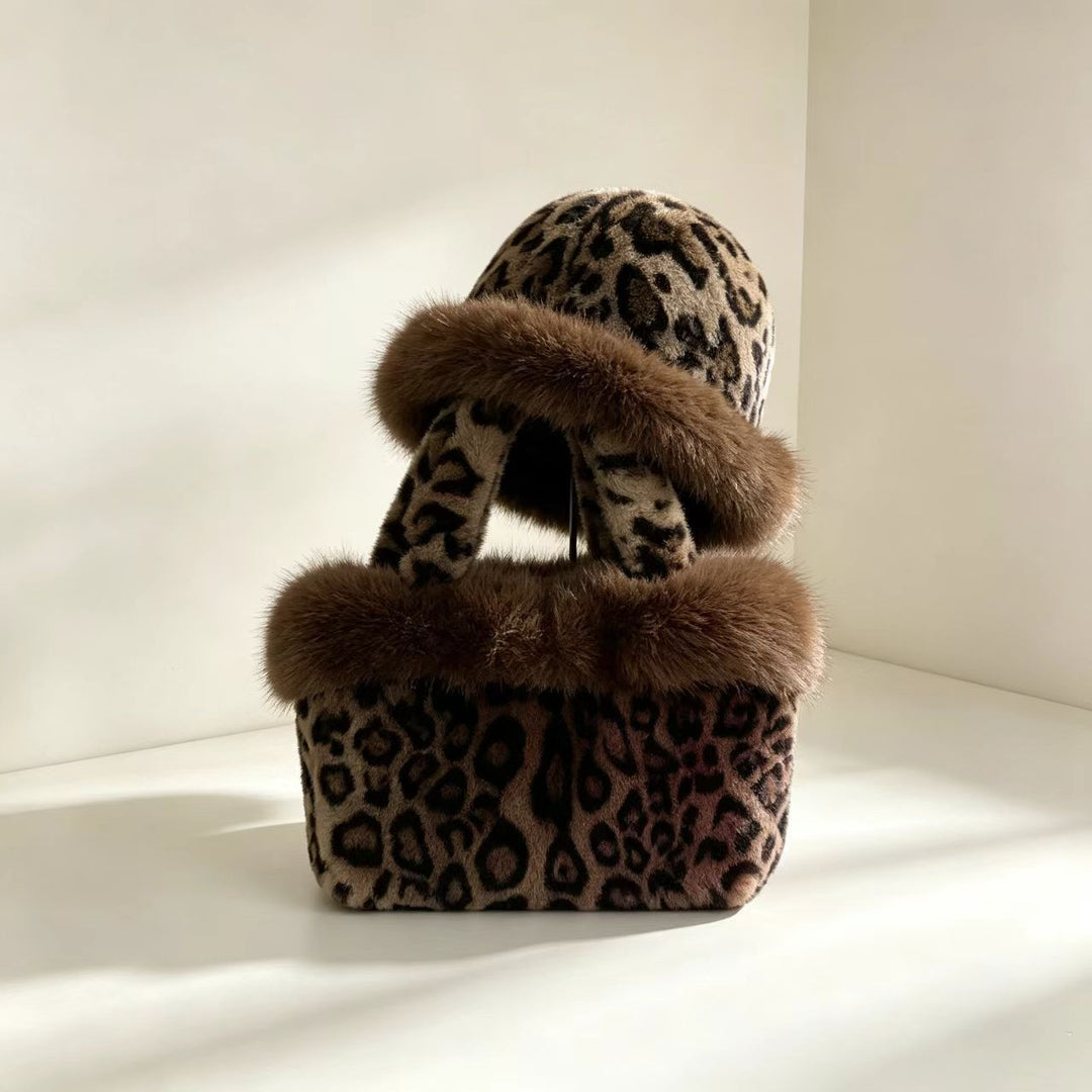 Winter-Set: Handtasche und Mütze im Leoparden-Design