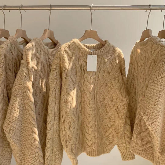 Grober Strickpullover mit Zopfmuster