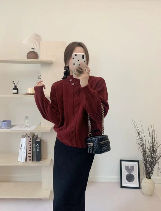 Kurzer Zopfmuster-Pullover mit asymmetrischem Ausschnitt