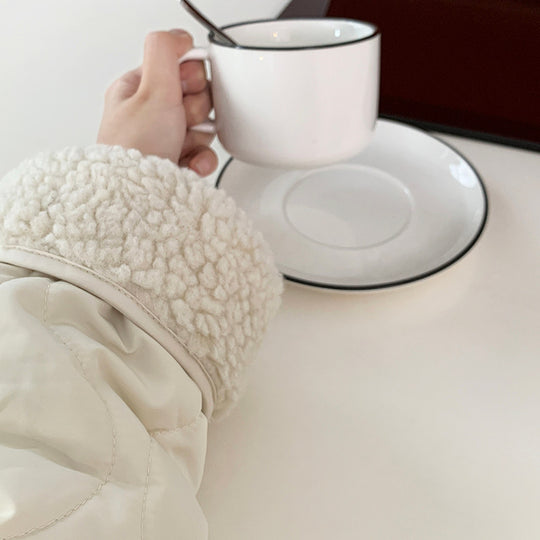 Damen-Steppjacke mit Lammfell-Einsätzen und V-Ausschnitt