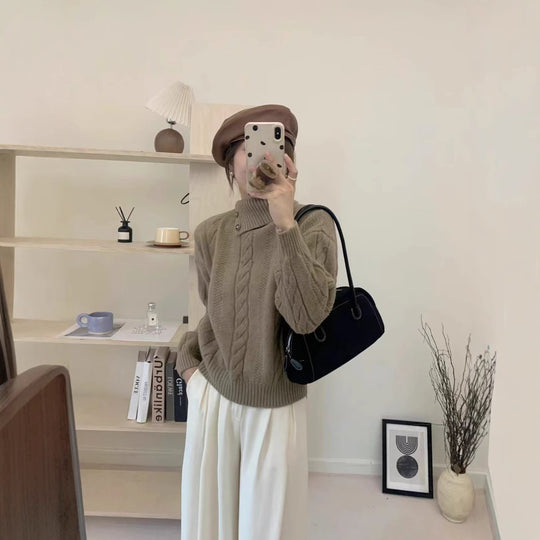 Kurzer Zopfmuster-Pullover mit asymmetrischem Ausschnitt