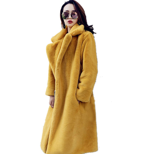 Damen-Mantel in Pelz-Optik für den Street-Style