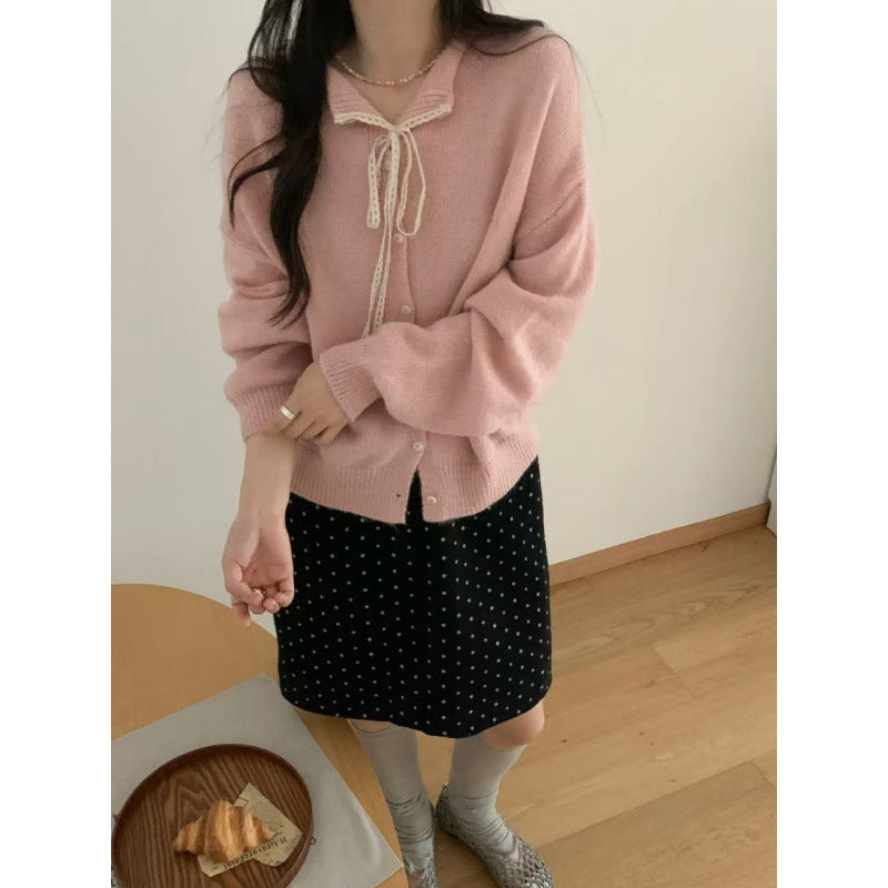 Damen-Strickjacke mit Spitzenkragen und Bindeband