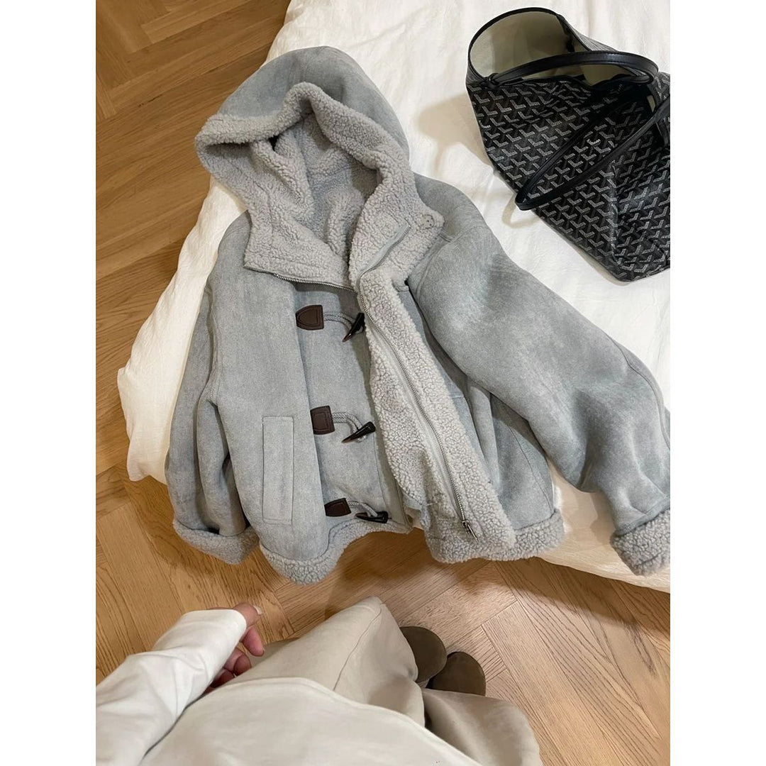 Moderne Kapuzenjacke aus Lammfell-Imitat mit Knebelknöpfen