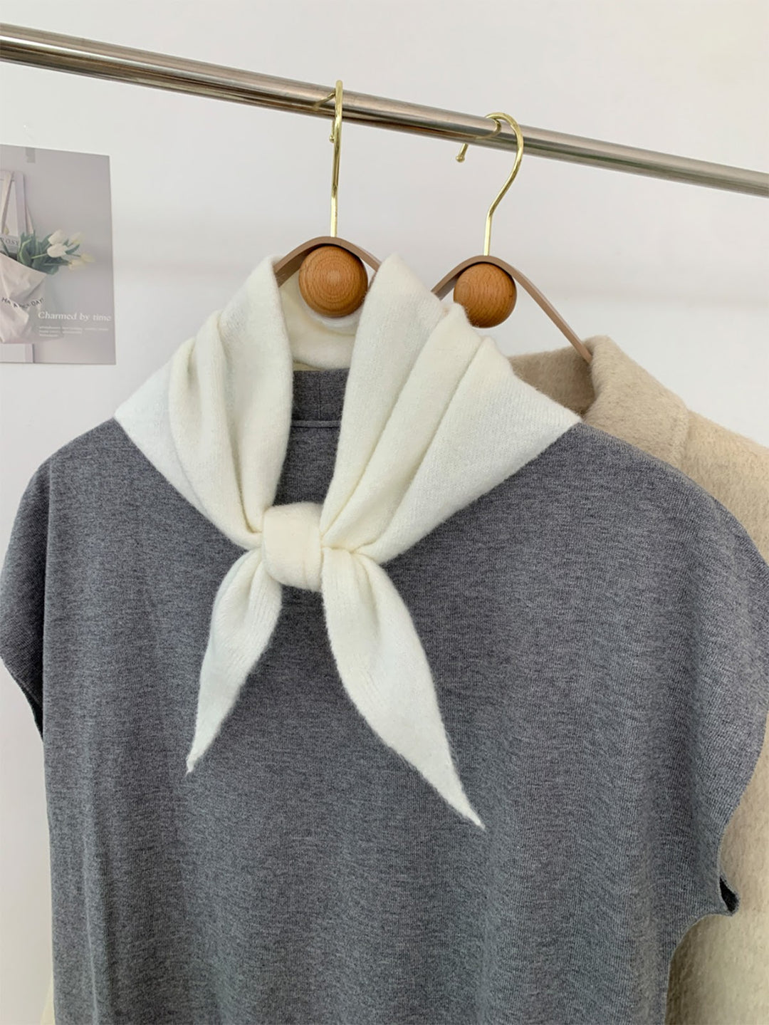 Dreieckiger Strickschal mit Wollanteil