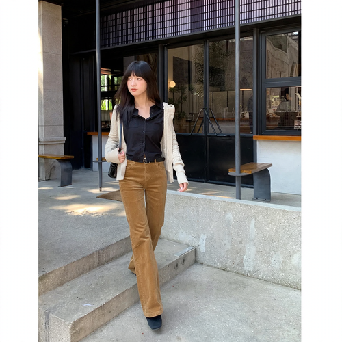 Damen-Cordhose mit ausgestelltem Bein