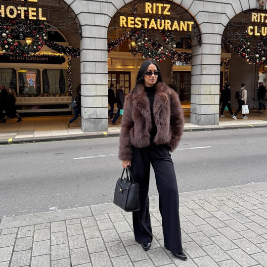 Modischer Damen-Kunstpelzmantel in Kaffeebraun