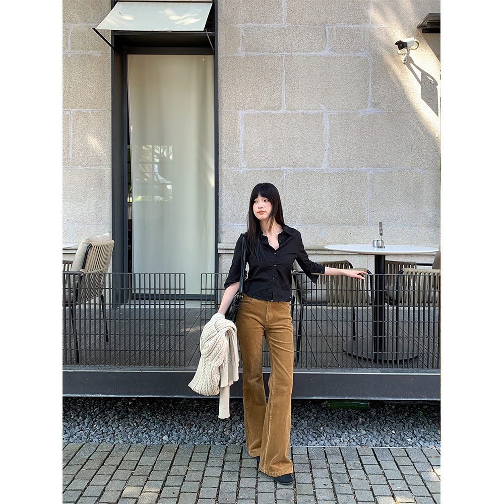 Damen-Cordhose mit ausgestelltem Bein