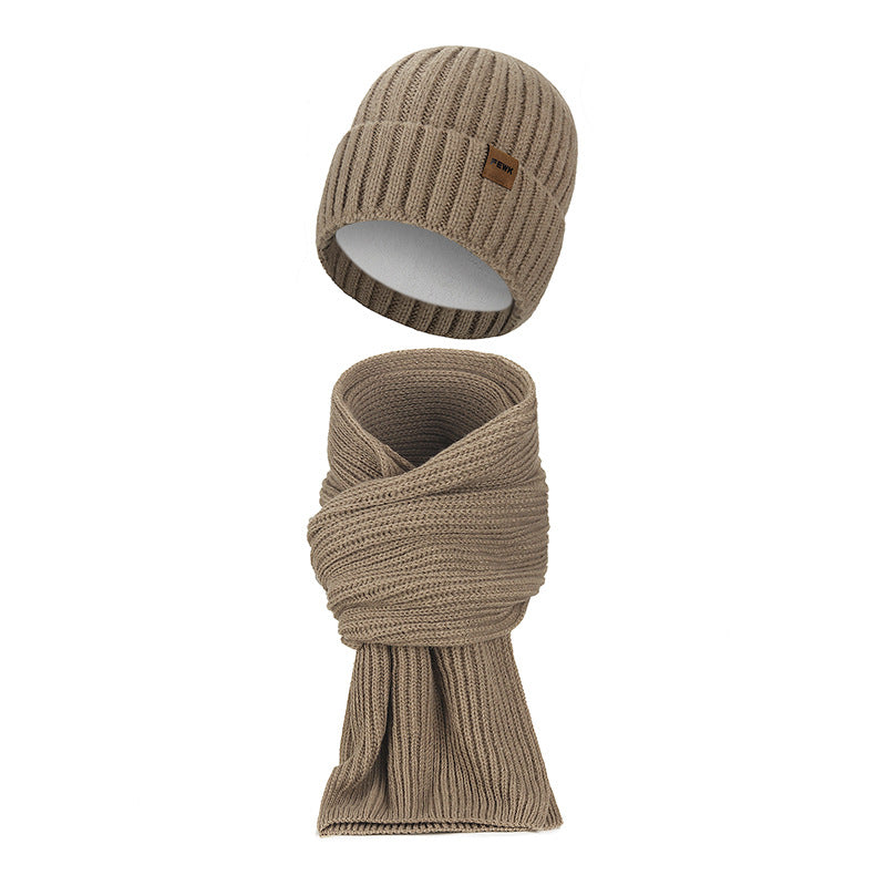 Strickmütze und langer Schal im Set