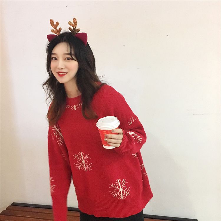 Lockerer Strickpullover mit weihnachtlichen Stickereien