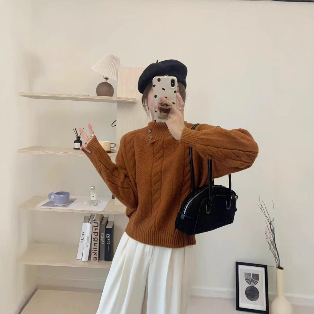 Kurzer Zopfmuster-Pullover mit asymmetrischem Ausschnitt