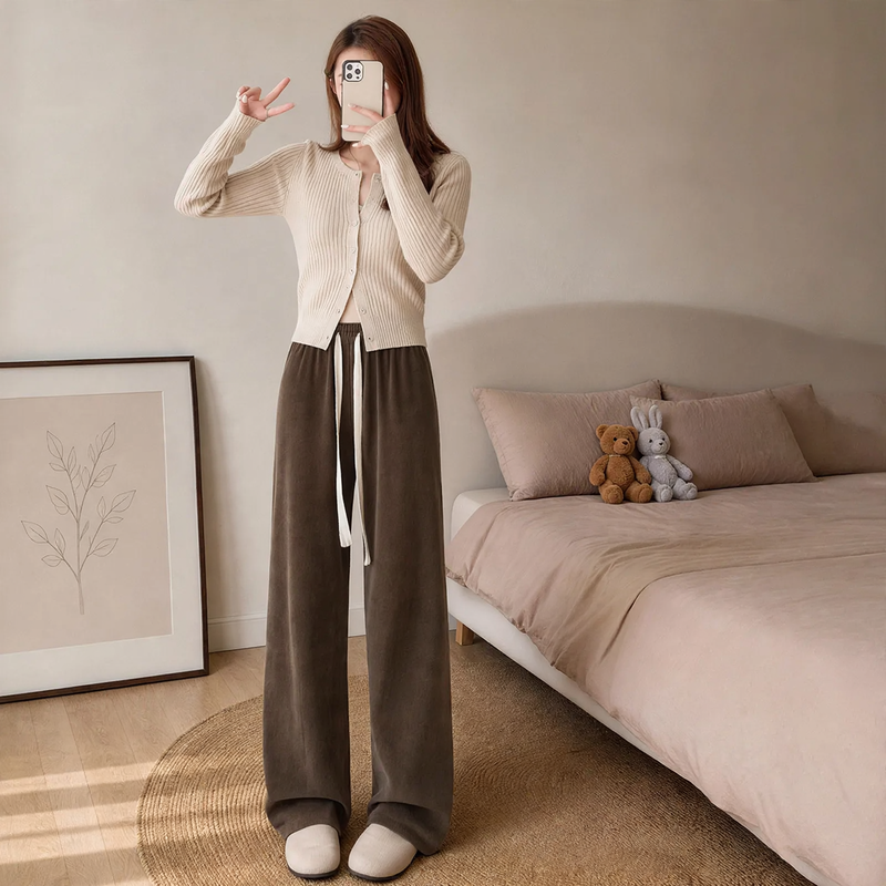 Gefütterte Cord-Strickhose mit weitem Bein